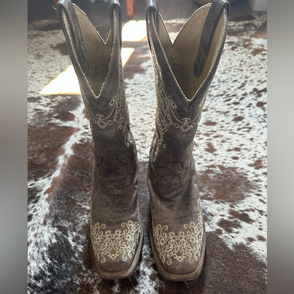 Ladies Corral boots🤍 PRICE IS FIRM